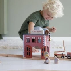 Little Dutch Railway Brandweerkazerne -Speelgoedwinkel LD4490 little dutch railway brandweerkazerne 4